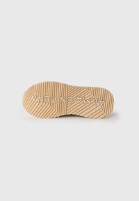 Suola della scarpa in materiale gommoso beige, con un motivo testurizzato di linee orizzontali e diagonali. È visibile il testo "ALMA EN PENA".