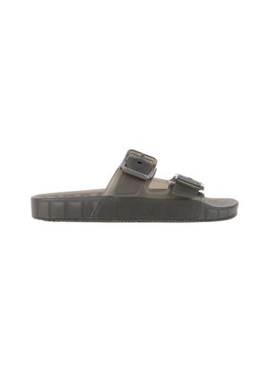 Sandalia tipo mule gris oscuro con dos correas ajustables con hebilla y suela texturizada visible desde el lateral.