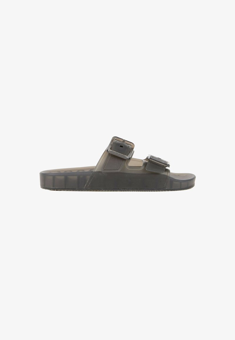 Sandale mule gris foncé avec deux brides à boucle réglables et une semelle texturée visible de profil.