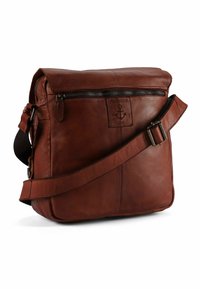 Borsa a tracolla in pelle marrone con chiusura superiore con cerniera, tracolla regolabile e toppa con logo ancora. Finitura testurizzata e forma sagomata.