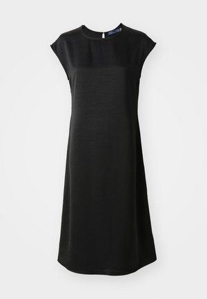 Vestido negro de manga corta con un corte relajado, escote redondo y un brillo sutil. Presenta una abertura en la parte posterior con forma de ojal y una textura suave.
