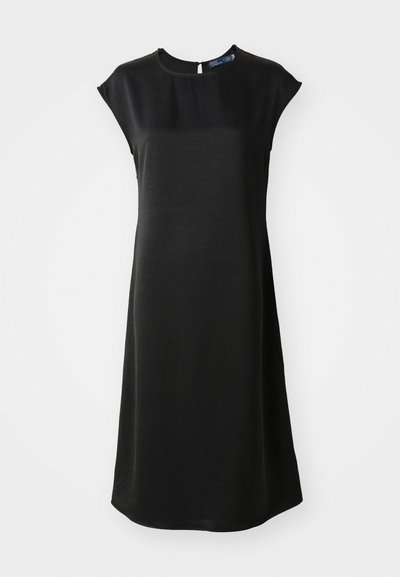 Črna obleka s kratkimi rokavi in sproščenim krojem, okroglim izrezom in subtilnim sijajem. Ima odprtino v obliki ključa na hrbtni strani in gladko teksturo.