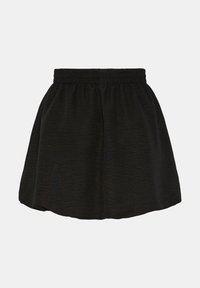 Černá sukně s rozšířeným tvarem, elastickým pasem, texturovanou tkaninou a nabíraným designem. Žádné kapsy ani viditelné kovové detaily.