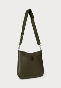 Borsa a spalla verde in pelle con una texture liscia, dotata di tasca frontale e logo in rilievo. Tracolla regolabile con marchio.