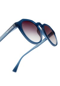 Blaue Sonnenbrille mit matter Oberfläche, runden Fassungen, getönten Gläsern mit Farbverlauf und einem schlanken Design, auf der Seite mit dem Markennamen "HAWKERS".