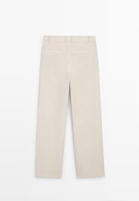 Beige rechte broek, gezien van achteren, met riemlussen en twee horizontale achterzakken op een witte achtergrond.
