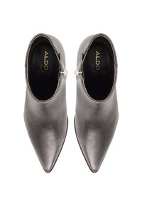 Botines metálicos grises con diseño de punta afilada, cierre de cremallera en el lateral y textura suave. Marca ALDO visible en el interior.