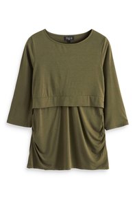 Top verde oliva con scollo rotondo, maniche a tre quarti e design a strati. Presenta dettagli arricciati sui lati per una vestibilità rilassata.