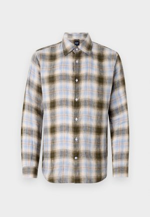 Camisa de botones a cuadros en verde, azul y crema, con un cuello clásico y mangas largas que presentan patrones de cuadros en contraste y botones blancos.