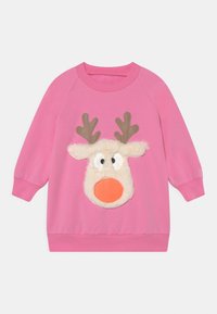 Roze lange mouwen sweatshirt met een fluffy rendiergezicht met bruine hoornen en een grote oranje neus aan de voorkant.