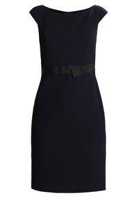 Marinblå figurnära klänning med båthals, korta ärmar och ett svart satinskärp med en rosettdekoration i midjan.