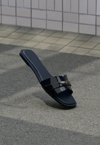 Non sélectionné, black