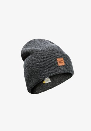 Donkergrijze gebreide beanie met een zachte textuur, voorzien van een bruine leren patch en een klein label aan de binnenrand.