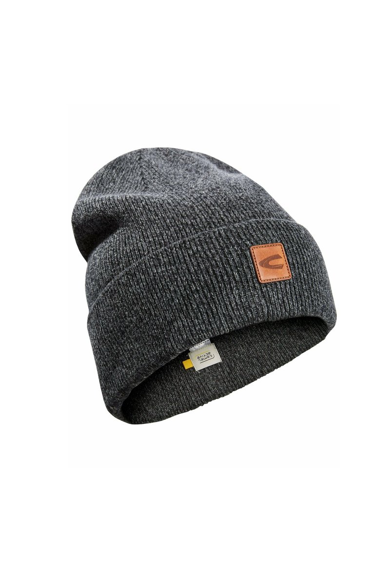 Donkergrijze gebreide beanie met een zachte textuur, voorzien van een bruine leren patch en een klein label aan de binnenrand.