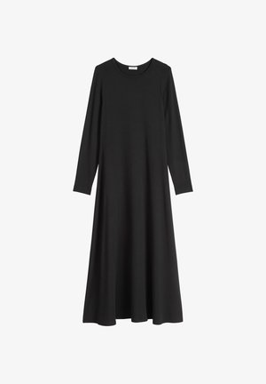 Zwarte jurk met lange mouwen van zacht materiaal. Heeft een ronde halslijn en een vloeiende A-lijn silhouet, die tot halverwege de kuit reikt.