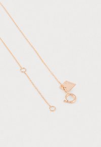 Collana delicata in oro rosa con chiusura a molla rotonda e piccolo tag rettangolare incidato con dettagli metallici su sfondo bianco.