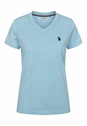 Hele sinine V-kaelusega T-särk puuvillases kangas, lühikeste varrukatega ning musta tikandiga logo rinnal. Klassikaline lõige, sile tekstuur.