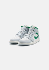 Høye sneakers i grå lær med grønne detaljer. Har perforert tå, polstret krage og hvit såle. Minimalistisk design.