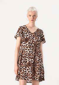 Haljina s leopard uzorkom u smeđoj i crnoj boji, s V-izrezom, kratkim rukavima i stegnutim strukom s vezanjem. Meki, lepršavi materijal.