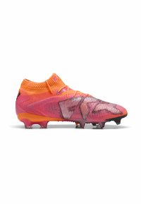 Scarpini da calcio in gradiente arancione e rosa, con una superficie testurizzata, colletto simile a una calza e dettagli neri. Suola chiodata per la trazione.
