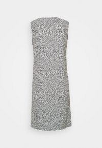 Vestido sin mangas con un patrón de hojas en blanco y negro. Confeccionado en una tela ligera, tiene un corte recto y un dobladillo a la altura de la rodilla.