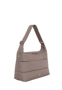 Sac d'épaule matelassé couleur taupe avec bandoulière large ajustable et fermeture éclair supérieure, forme rectangulaire, et logo "GOT BAG" discret.