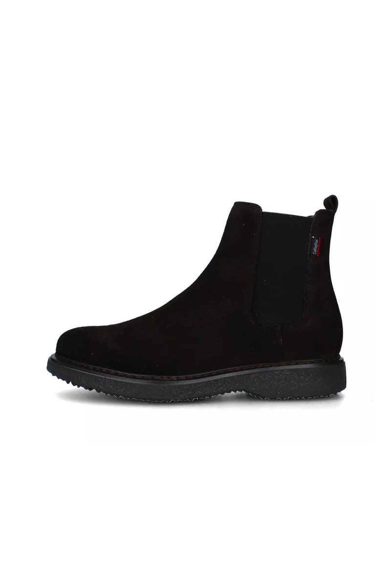 Stivaletti Chelsea alla caviglia in suede nero con pannelli elastici laterali, suola in gomma testurizzata e linguetta posteriore per facilita' di calzata. Superficie liscia, design elegante.