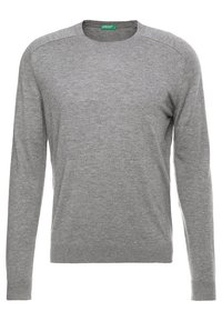 Grå stickad tröja med långa ärmar, rund halsringning, ribbade manschetter och nederkant, mjuk textur och inga synliga mönster eller metalldetaljer.