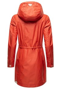 Chaqueta roja, impermeable, con cintura ajustada, mangas largas y una gran capucha. Presenta una textura suave y un pequeño logo en el cuello.