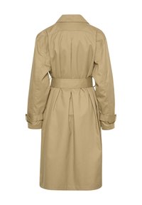 Beżowy płaszcz trench z paskiem w talii, dostosowanymi fałdami z tyłu, długimi rękawami i klasycznym kołnierzem. Wykonany z gładkiego, trwałego materiału.