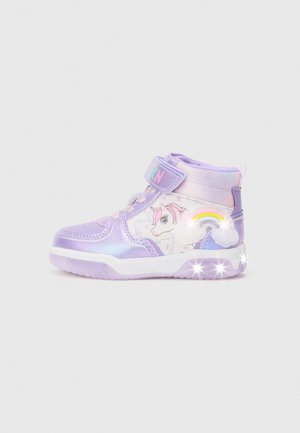 Hochformat-Sneaker in glänzendem Helllila mit Einhornmotiv, Klettverschluss und Regenbogen-Akzenten. Mit glitzernden Elementen an der Sohle.