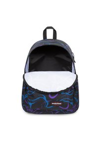 Mochila negra con patrones abstractos en morado y azul, que cuenta con un gran compartimento principal y cierre de cremallera. El interior tiene un forro blanco liso.