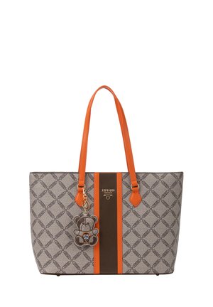 Grijze draagtas met een geometrisch patroon, oranje leren handvatten en een bruine middenstreep. Inclusief een pluche beer sleutelhanger die eraan bevestigd is.