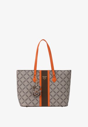 Sac fourre-tout gris avec un motif géométrique, poignées en cuir orange et une bande centrale marron. Comprend un porte-clés avec un ours en peluche attaché.