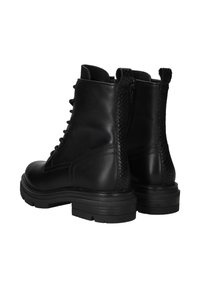 Zwarte leren enkellaarzen met een gestructureerd achterpaneel, ronde neus, vetersluiting aan de voorkant en een dikke rubberen zool. Heeft gevlochten accenten op de hak.