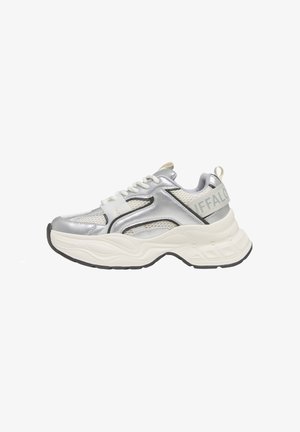 Sneaker i silvermesh och syntetmaterial med tjock vit sula, strukturerade detaljer och ljusgrå branding på hälen. Skosnörena är vita.