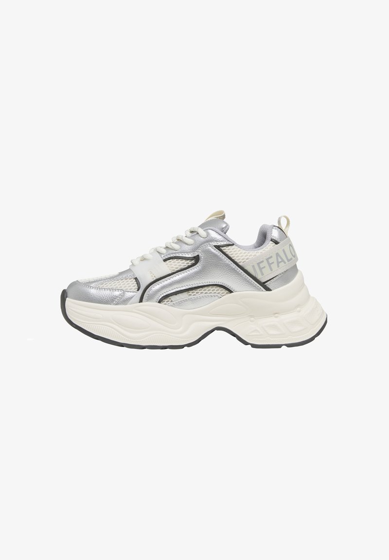 Baskets en maille argentée et synthétique avec une semelle blanche épaisse, des détails texturés et un logo gris clair sur le talon. Les lacets sont blancs.