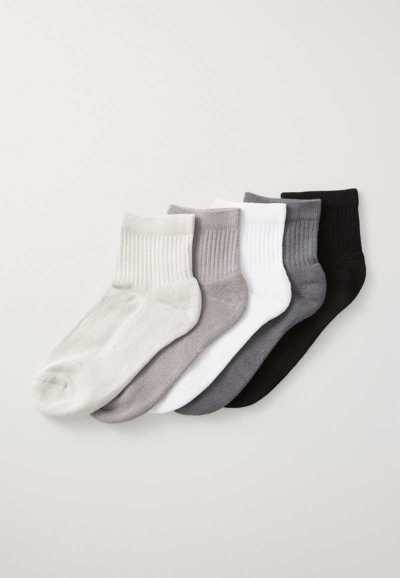 Juego de cinco pares de calcetines tobilleros en blanco, gris claro, gris oscuro y negro. Fabricados con algodón suave y puños acanalados.