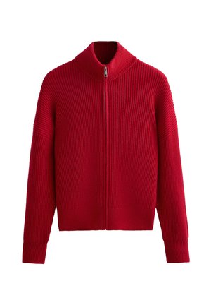 Pull en tricot rouge avec col haut et fermeture éclair complète. Présente une texture côtelée et des manches larges, conçu pour une coupe décontractée.