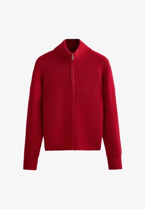 Pull en tricot rouge avec col haut et fermeture éclair complète. Présente une texture côtelée et des manches larges, conçu pour une coupe décontractée.