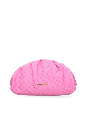 Pochette en cuir tissé rose avec un dessus froncé et le logo doré "MARC ELLIS". Sa texture douce et sa forme arrondie soulignent son design compact.