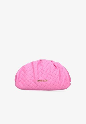 Borsa clutch in pelle intrecciata rosa con parte superiore arricciata e logo dorato "MARC ELLIS". La texture morbida e la forma arrotondata valorizzano il suo design compatto.
