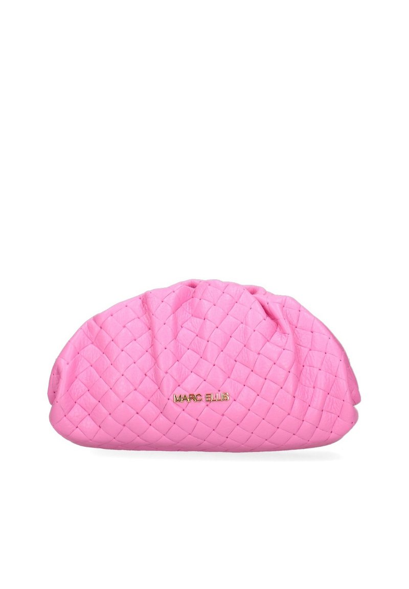 Borsa clutch in pelle intrecciata rosa con parte superiore arricciata e logo dorato "MARC ELLIS". La texture morbida e la forma arrotondata valorizzano il suo design compatto.