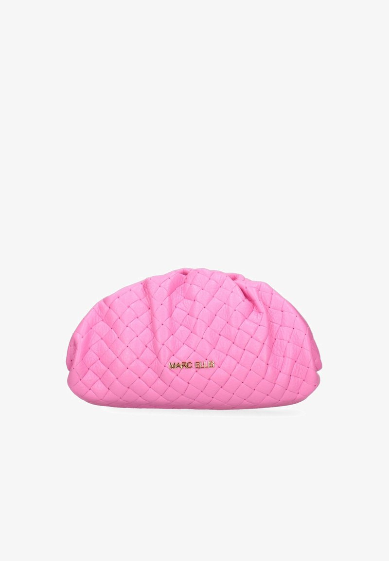 Borsa clutch in pelle intrecciata rosa con parte superiore arricciata e logo dorato "MARC ELLIS". La texture morbida e la forma arrotondata valorizzano il suo design compatto.