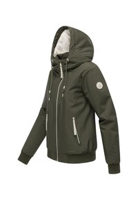 Olivgrön jacka med huva, dragkedja fram och ribbade muddar. Har flera dragkedjefickor och en cirkulär logotyp på ärmen.