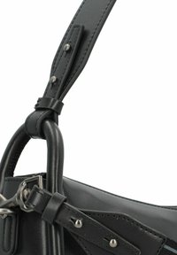 Zwarte leren handtas met een gladde textuur, een verstelbare strap met metalen accenten en zichtbare stiksel details.