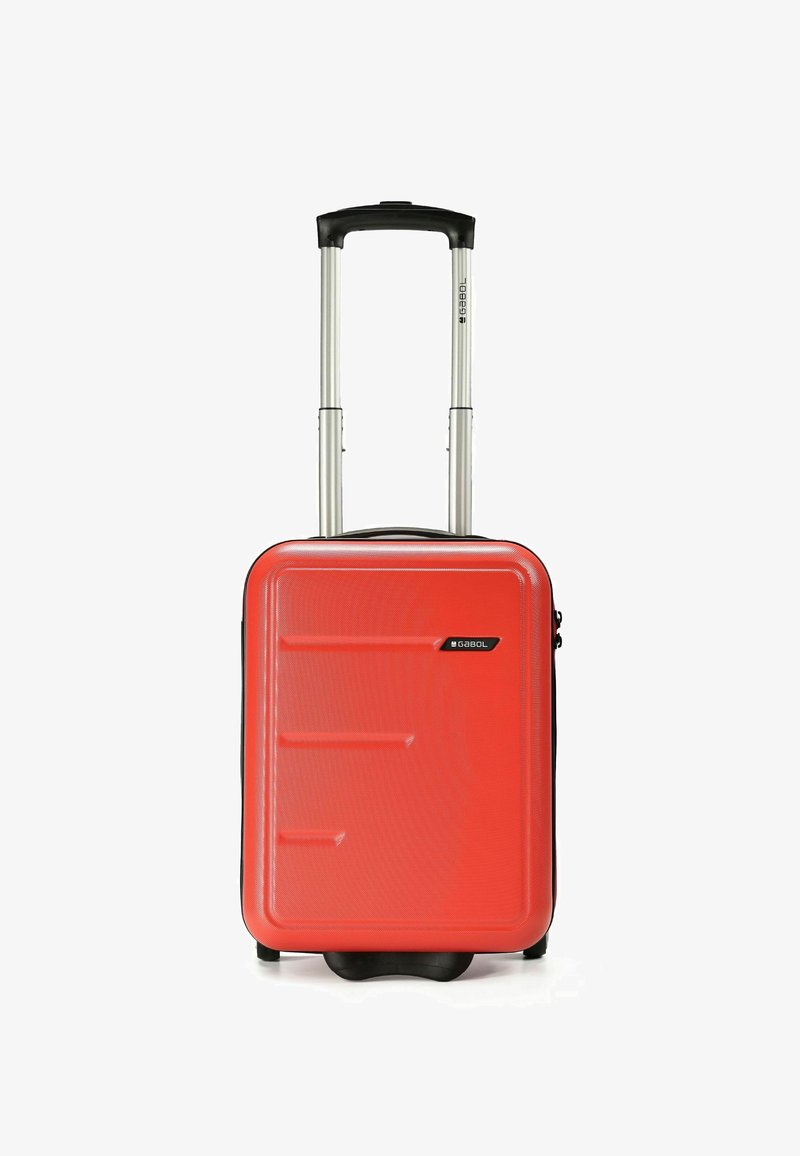 Harde rode koffer met een gestructureerd oppervlak, uitschuifbare aluminium handgreep en zwarte accenten. Beschikt over twee wielen en groefdetails.