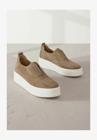 Unselected, chocolate brown