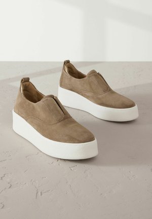 Hellbraune Wildlederschlüpfschuhe mit strukturiertem Finish, elastischem Detail und dicker weißer Plateausohle. Rückziehhilfe für einfaches Anziehen.