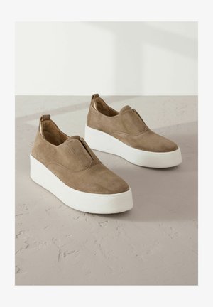 Hellbraune Wildlederschlüpfschuhe mit strukturiertem Finish, elastischem Detail und dicker weißer Plateausohle. Rückziehhilfe für einfaches Anziehen.